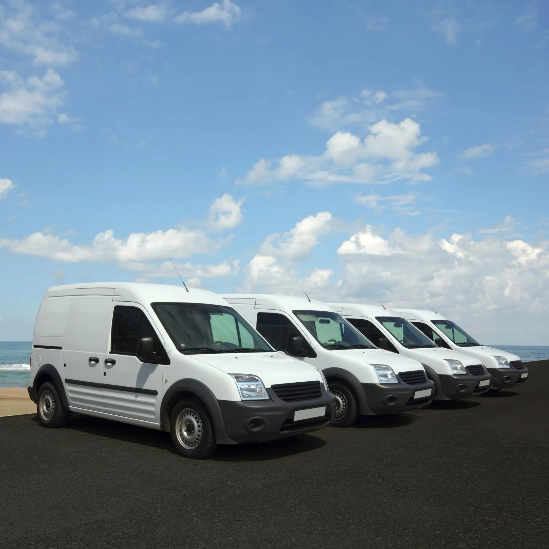 4 witte bestelauto,s op een rij