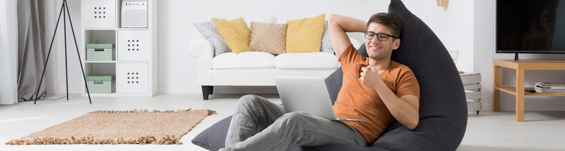 Man in stoel met laptop